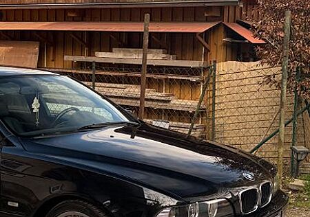 BMW 525i A // M-Sportfahwerk // Rollos