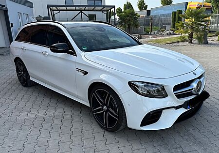 Mercedes-Benz E 63 AMG Mercedes-AMG E 63 4MATIC+ T Autom. ...