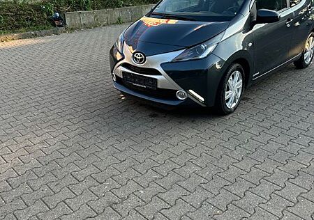 Toyota Aygo (X) Aygo (X) 1,0-l-VVT-i x x