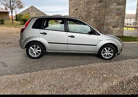 Ford Fiesta 1.3 Benziner. Klimaanlage und Sitzheizung