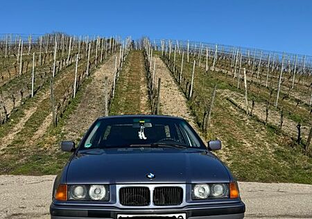BMW 320i e36 von 1993 mit gepflegtem Checkheft
