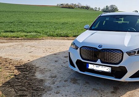 BMW iX1 xDrive30 M Sportpaket v.WA 22KW AC Laden AHK OS9