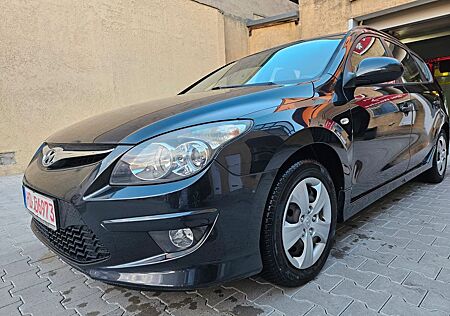 Hyundai i30 CW 1.4 /KLIMA//SERVO/ABS//NEU TÜV AU//
