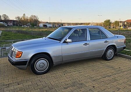 Mercedes-Benz 250 Diesel Typ 124 Rostfrei Garagenwagen