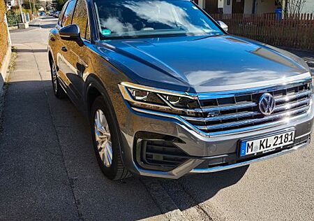 VW Touareg Volkswagen R-line,3.0 V6 TDI 4MOTION DSG Pano Navi