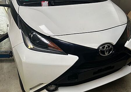 Toyota Aygo (X) Aygo (X) 1,0-l 5- Türer x-Play Touch