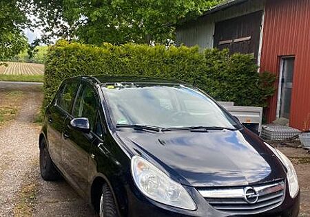 Opel Corsa D TÜV Neu mit Anhängerkupplung
