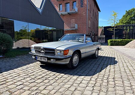 Mercedes-Benz 560 SL - tolle Farbkombination und Zustand