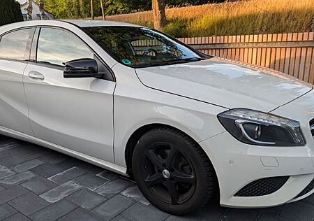 Mercedes-Benz A 180 Urban Night Paket 8-fach bereift