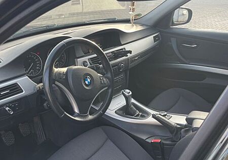 BMW 318i - Xenon, LCI Navi, Pano, Sitzheizung
