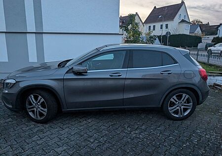 Mercedes-Benz GLA 180 Urban Score