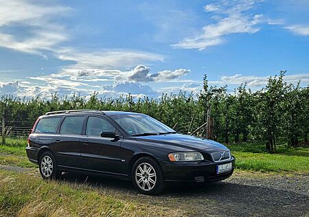 Volvo V70 Kombi 2.4 T *209PS* *Leder* *AHK* *Schiebedach*
