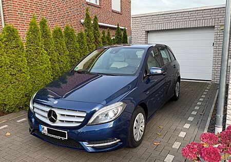 Mercedes-Benz B 180 // Navi / Xenon / Tempomat