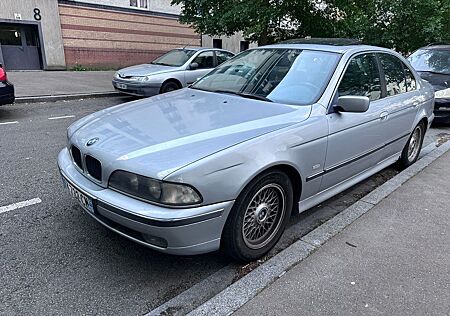 BMW 528i Auto