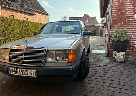 Mercedes-Benz 230