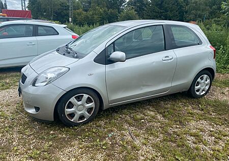 Toyota Yaris 1,3 Bensin, Klima, 8 x bereift