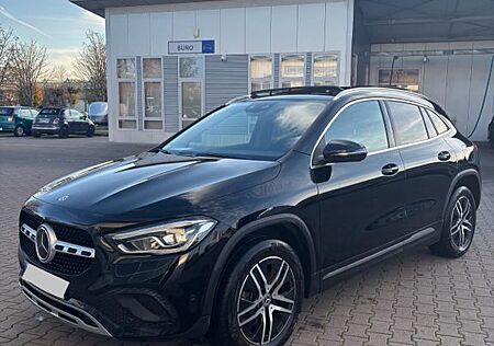 Mercedes-Benz GLA 250 e PANO