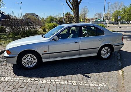 BMW 528 iA COLLECTOR CAR - only 19.300 km