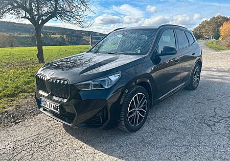 BMW iX1 xDrive30 - M, AHK, Head, Scheckheft, 1.Hand