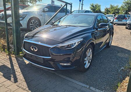 Infiniti Q30 1.6 Premium Automatik Panorama Leder 1. Hand