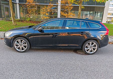 Volvo V60 Kombi Summum AWD - EURO 5 - VOLL