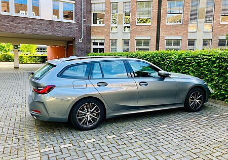 BMW 330d xDrive Touring Autom.-umfangr. Sonderausst.