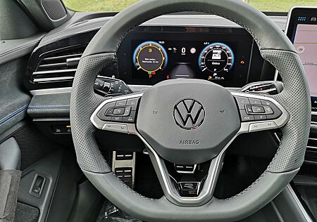 VW Passat Variant Volkswagen 2.0 TDI DSG 4Motion R-Line Pano 1