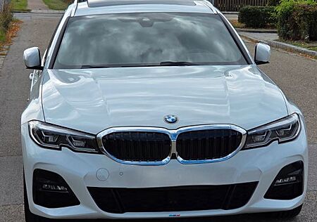 BMW 330i xDrive Touring M Sport A. /PANO/HUD