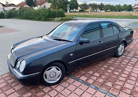 Mercedes-Benz E 240 AVANTGARDE Xenon