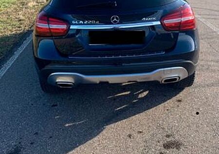 Mercedes-Benz GLA 250 4MATIC DCT -