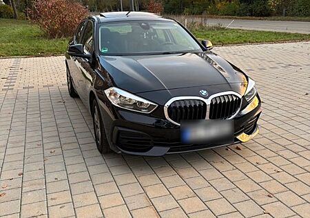 BMW 118i Benzin Top Zustand mit Panoramadach