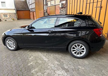 BMW 114i 3-Türer mit Winterreifen