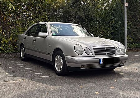 Mercedes-Benz 240 Mercedes Benz E240 Automatik/Tempomat/Klima W210