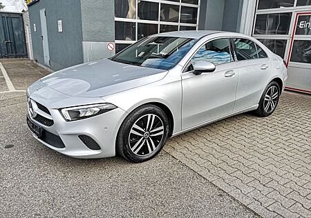 Mercedes-Benz A 180 Lim. Automatik NAVI MBUX R-CAM Teilleder