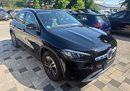 Mercedes-Benz GLA 180 DCT Park-Paket Kamera LED Navi