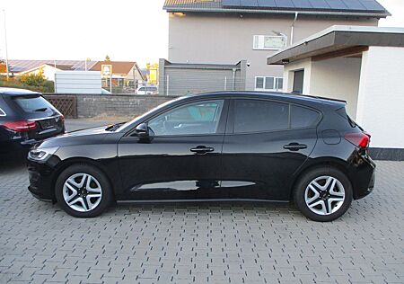 Ford Focus 1,5 EcoBlue NAVI SPURH TEMPO SITZH LED PDC