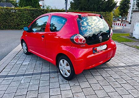 Toyota Aygo (X) Aygo (X) 1,0-l-VVT-i TÜV NEU KUPPLUNG NEU