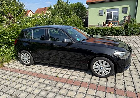BMW 114i (schwarz)