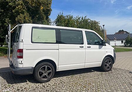 VW T5 Caravelle Volkswagen mit optionaler Schlafmöglichkeit