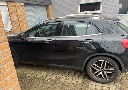 Mercedes-Benz GLA 200 -