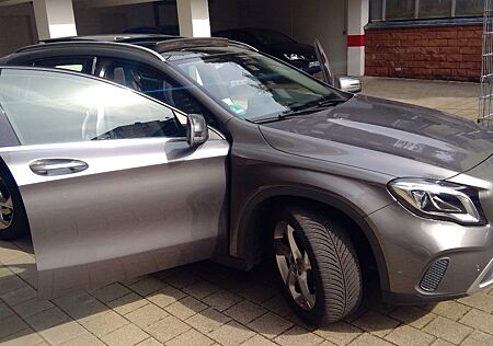 Mercedes-Benz GLA 220 4MATIC DCT -