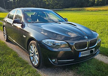 BMW 523i 204PS. AHK. Leder. TÜV 08/27. VB