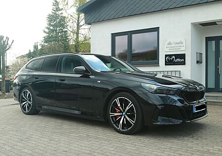 BMW i5 eDrive40 Touring - AHK-Panorama-Autobahn