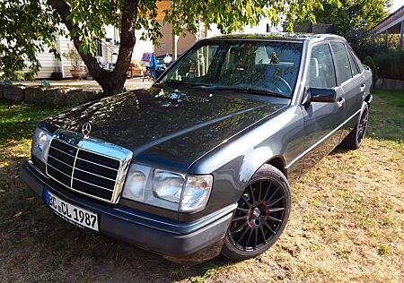 Mercedes-Benz E 230 W 124 viele neue Teile !