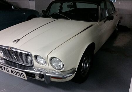 Jaguar XJ12 RHD orig.1.HD mit Belegen