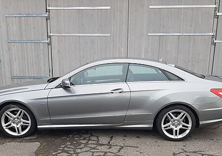 Mercedes-Benz E 250 Coupé CGI BlueEFFICIENCY AVANTG....