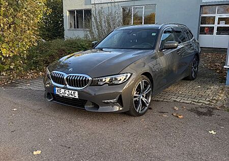 BMW 330e xDrive Touring Luxury Line Vollausstattung