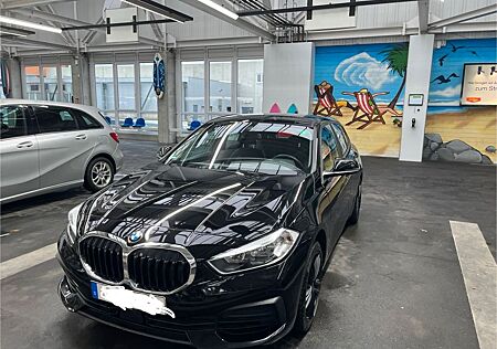 BMW 118i Advantage Auto Navi BUS SCHWARZ Erstbersitz