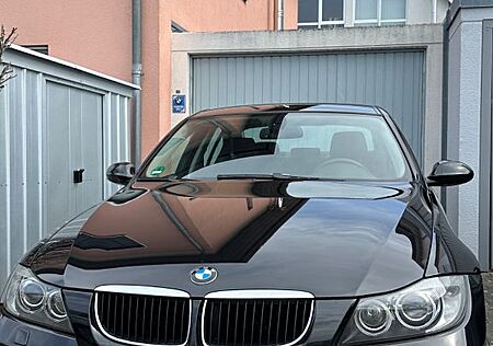 BMW 320i - schwarz, metallic, Alu, TÜV 10/26