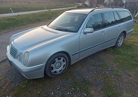 Mercedes-Benz E 200 KOMPRESSOR T CLASSIC Classic